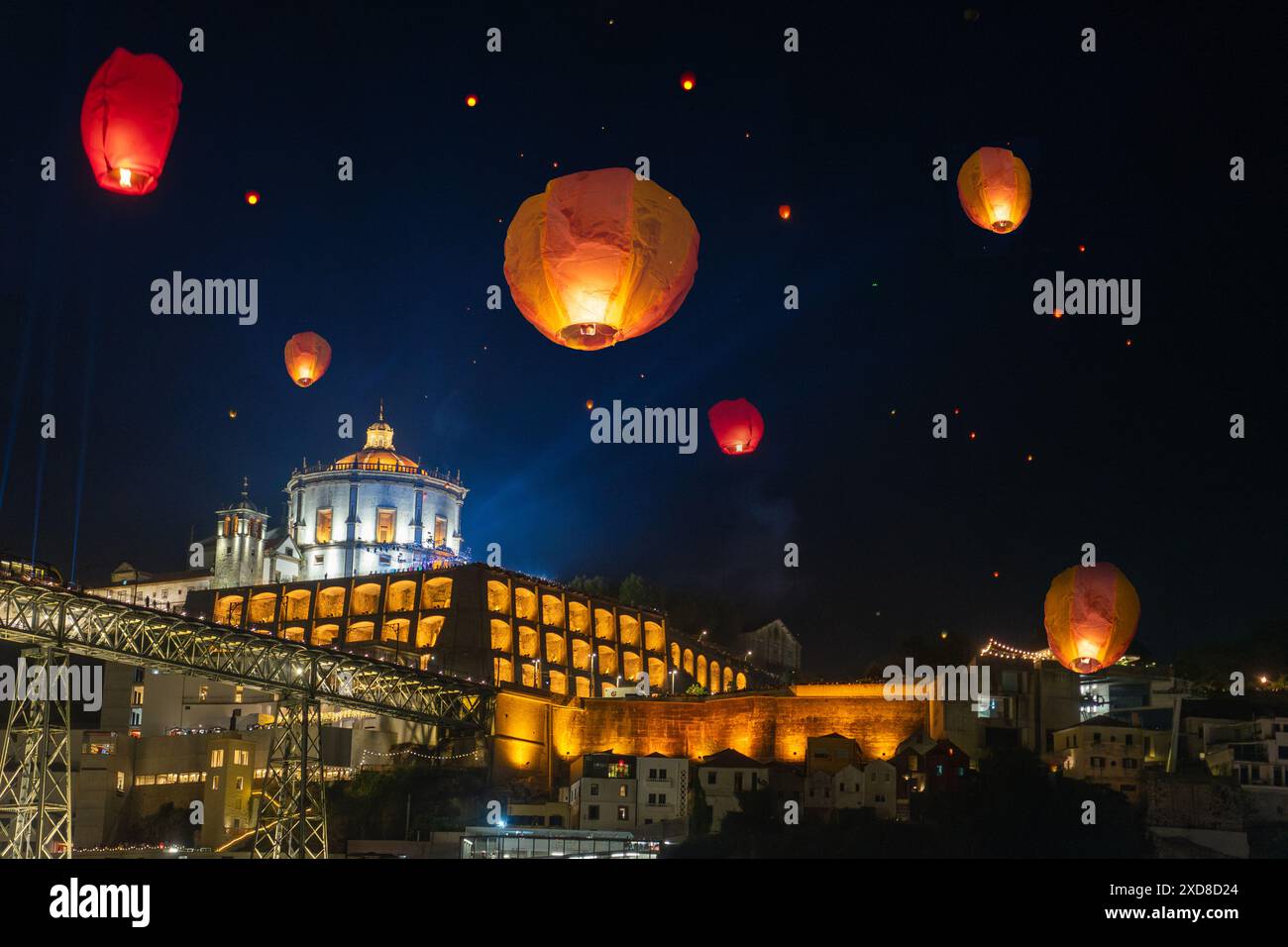 Festa de Sao Joao do Porto lanternes volantes à Porto Portugal à St John's Eve à côté de la rive du fleuve douro Ponte Luis et Miradouro da Serra do Pilar Banque D'Images