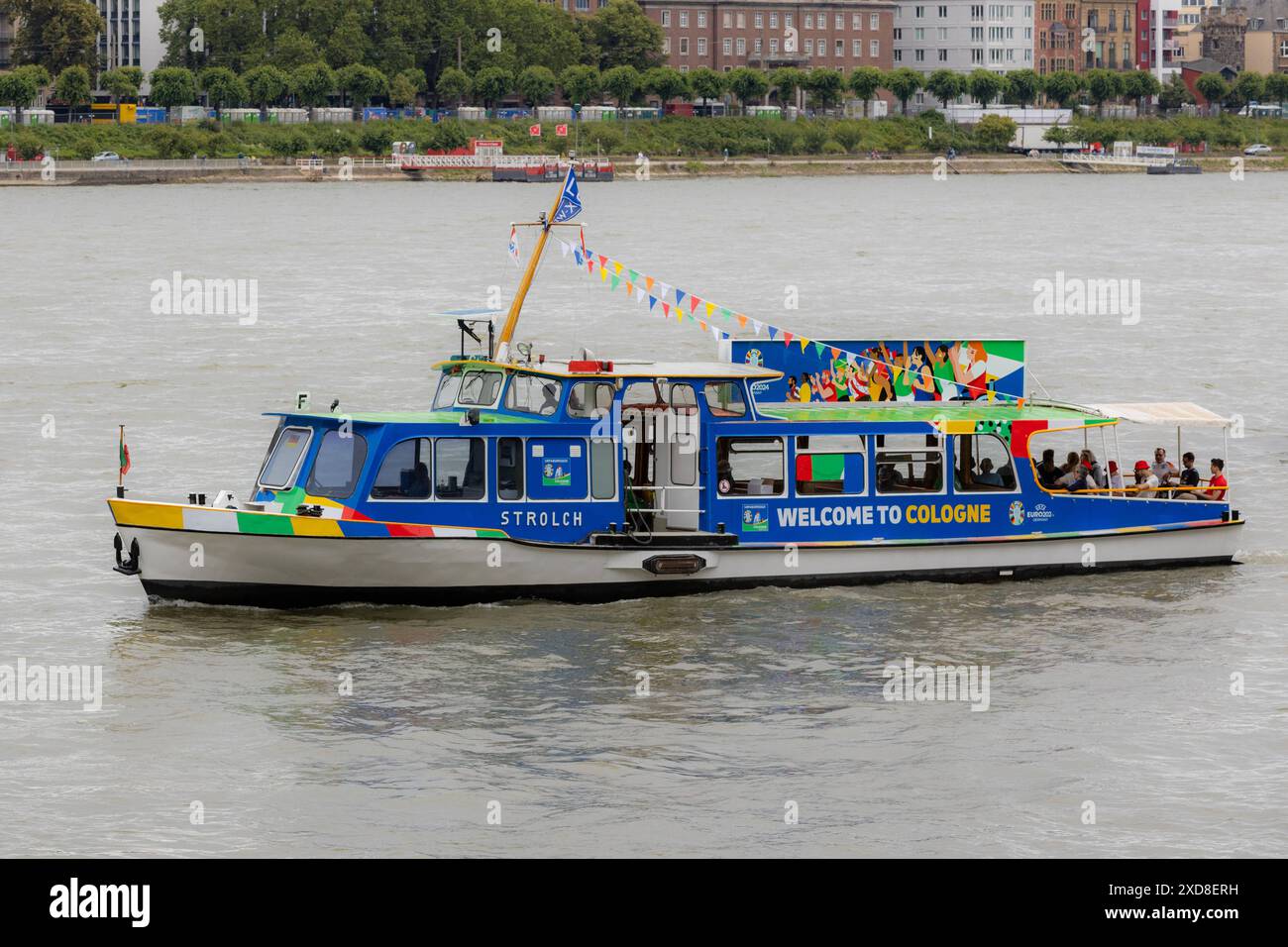 UEFA Euro 2024 - ville hôte Köln während der Fußball Europameisterschaft 20.06.2024 Die Rheinfähre Strolch in der Funktion der UEFA EURO 2024 RHEINFERRY vor der Kulisse des musical Dome vor der Kulisse der public Viewing Fan zone Konrad Adenauer Ufer Köln Deutz Nordrhein-Westfalen Deutschland *** UEFA Euro 2024 ville hôte Cologne pendant le Championnat d'Europe de football 20 06 2024 Rhin ferry Strolch dans la fonction de l'UEFA EURO 2024 RHEINFERRY dans le contexte du Dôme musical contre la toile de fond de la zone des fans d'observation publique Konrad Adenauer Ufer Cologne Deutz Rhénanie du Nord-Ouest Banque D'Images