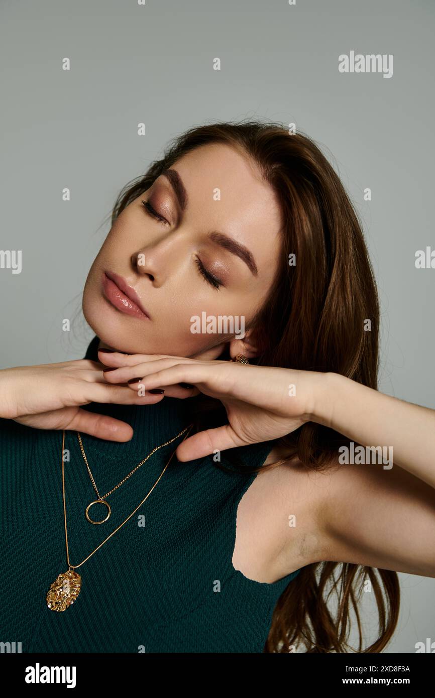 Une femme élégante aux yeux fermés exsudant élégance et charme. Banque D'Images
