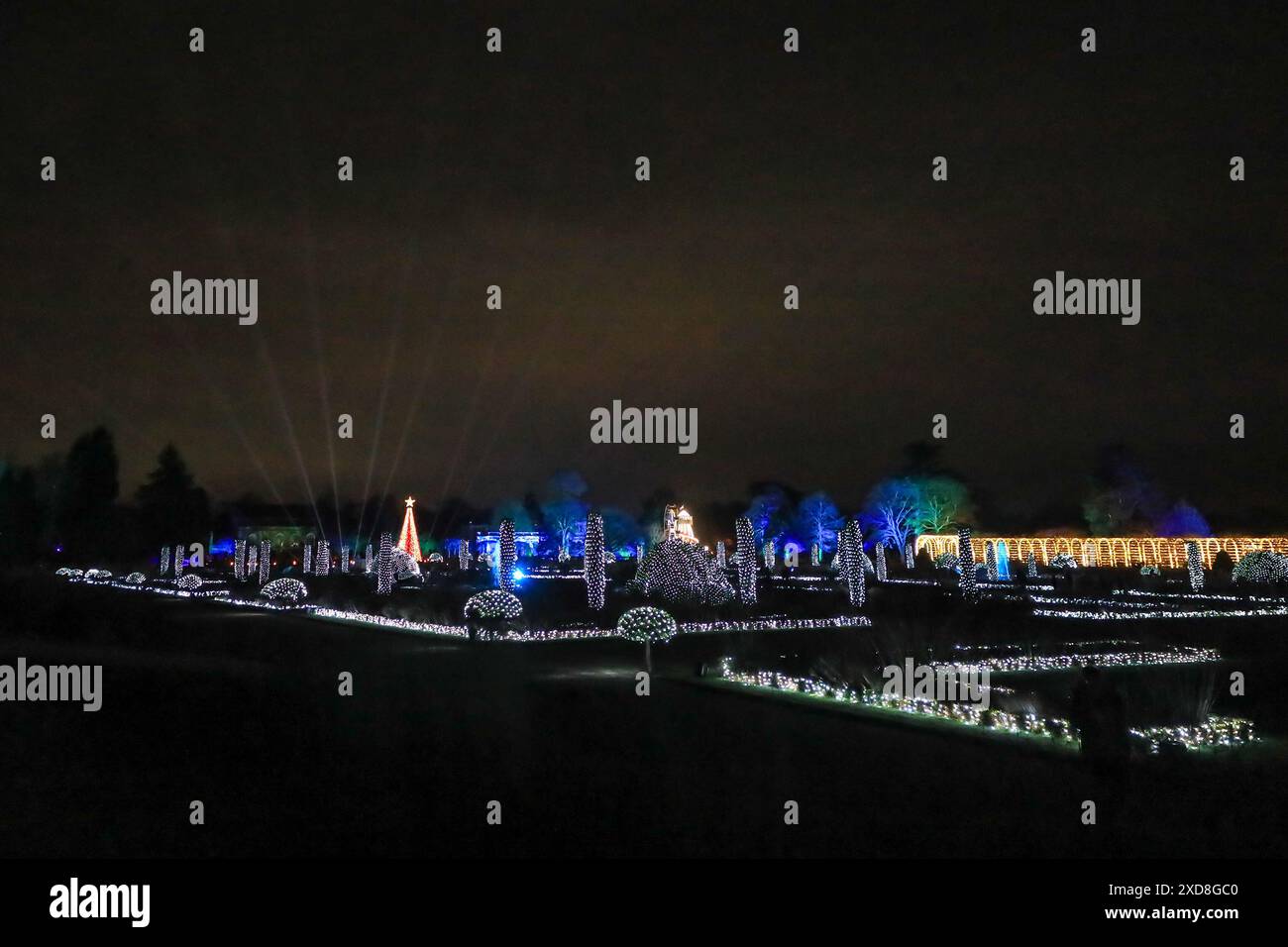 Les lumières brillantes de l'événement de la piste lumineuse de Noël, Noël à Trentham Gardens, Stoke-on-Trent, Staffordshire, Angleterre, Royaume-Uni Banque D'Images