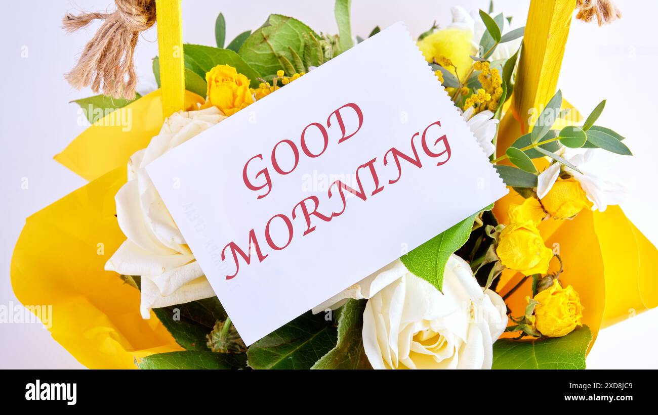 Joyeux lundi texte typographique sur un morceau de papier placé dans un bouquet de fleurs Banque D'Images