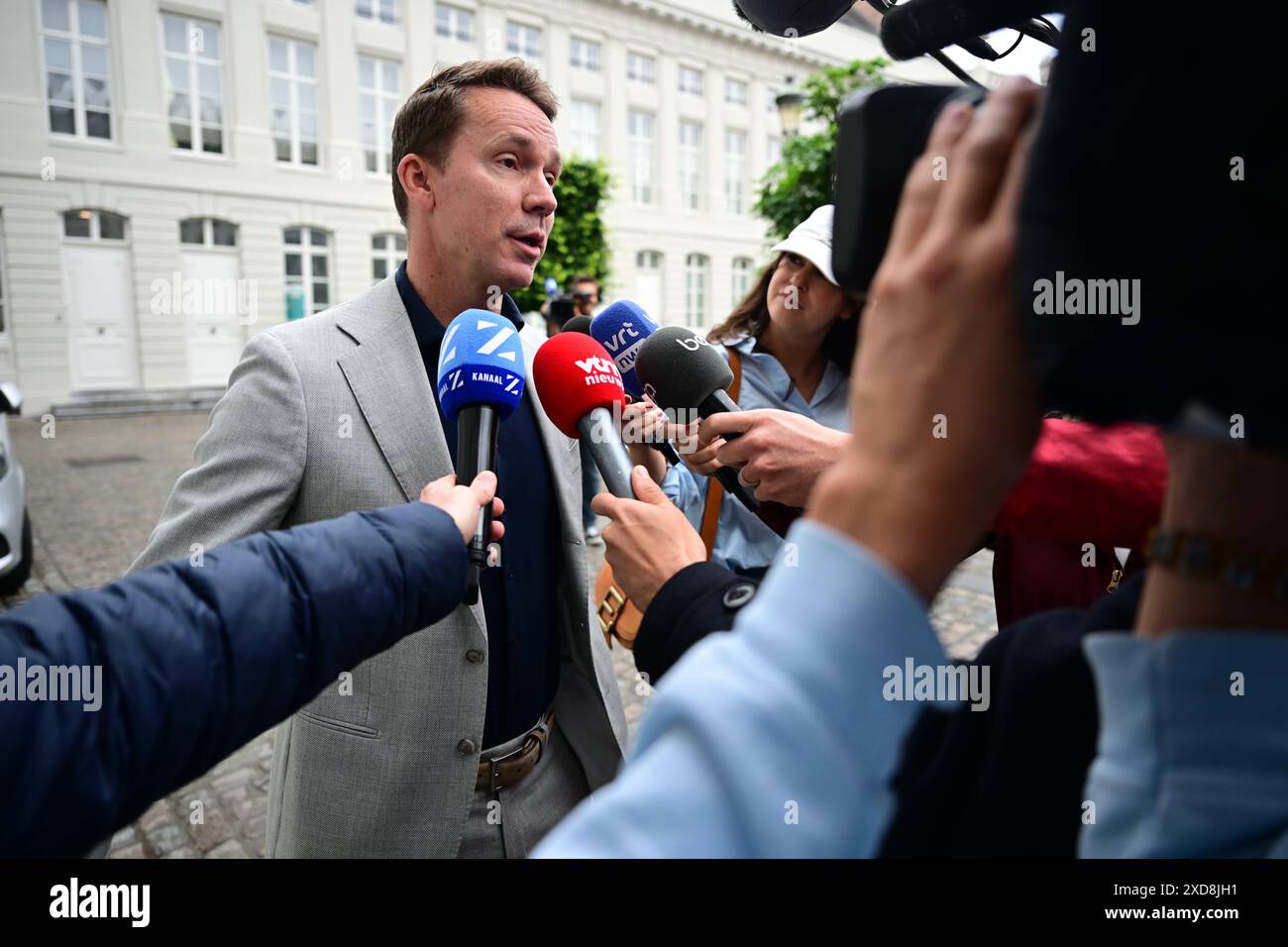 Bruxelles, Belgique. 21 juin 2024. Le ministre flamand sortant de l’emploi, de l’économie, de l’économie sociale et de l’agriculture JO Brouns s’entretient avec la presse en prévision d’une réunion avec les partis N-va, Vooruit et CD&V, pour entamer la formation d’un nouveau gouvernement flamand, vendredi 21 juin 2024 à Bruxelles. BELGA PHOTO LAURIE DIEFFEMBACQ crédit : Belga News Agency/Alamy Live News Banque D'Images