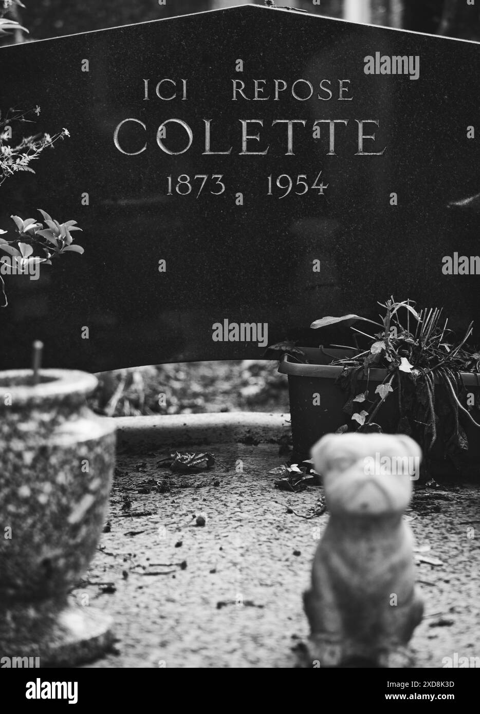 Tombe de Colette (née Sidonie-Gabrielle Colette) romancière bisexuelle française et auteur de Gigi, cimetière du Père Lachaise, Paris, France Banque D'Images