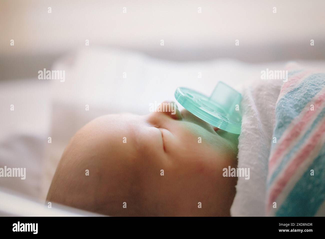 Gros plan d'un nouveau-né dormant avec une sucette Banque D'Images