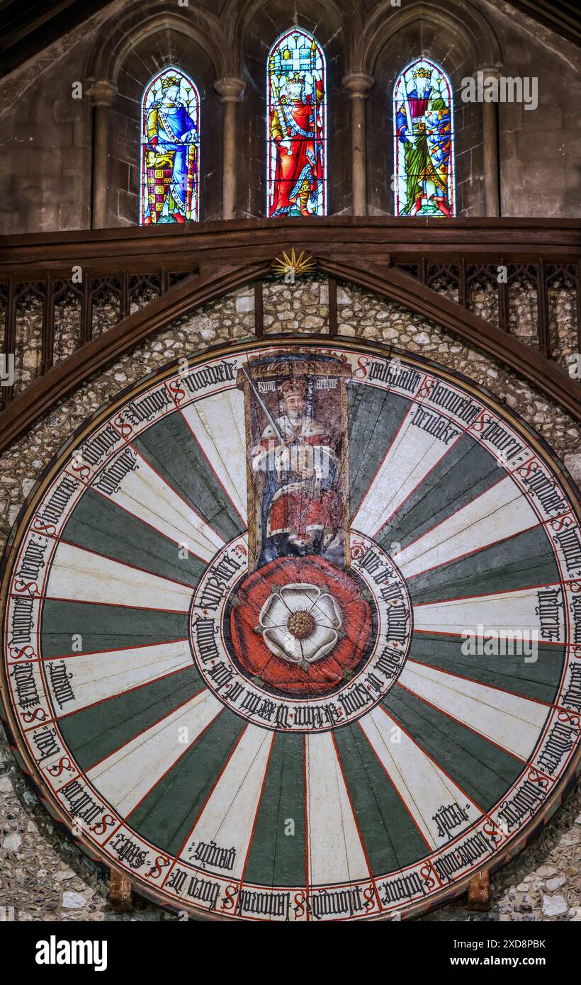 Winchester Hampshire 21 juin 2024 le Grand Hall est l'un des plus beaux vestiges médiévaux du XIIIe siècle et faisait autrefois partie du magnifique château de Winchester. Le château a été fondé en 1067 par Guillaume le Conquérant peu de temps après sa victoire à la bataille de Hastings. Il abrite également la légendaire table ronde du roi Arthurand ses chevaliers., qui est exposée sur un mur d'extrémité. Alors que la table ronde a effectivement été faite au XIIIe siècle. Thomas Malory, l'auteur du XVe siècle de le morte d'Arthur, identifie Winchester comme le site de Camelot. Paul Quezada-Neiman/Alamy Live News Banque D'Images