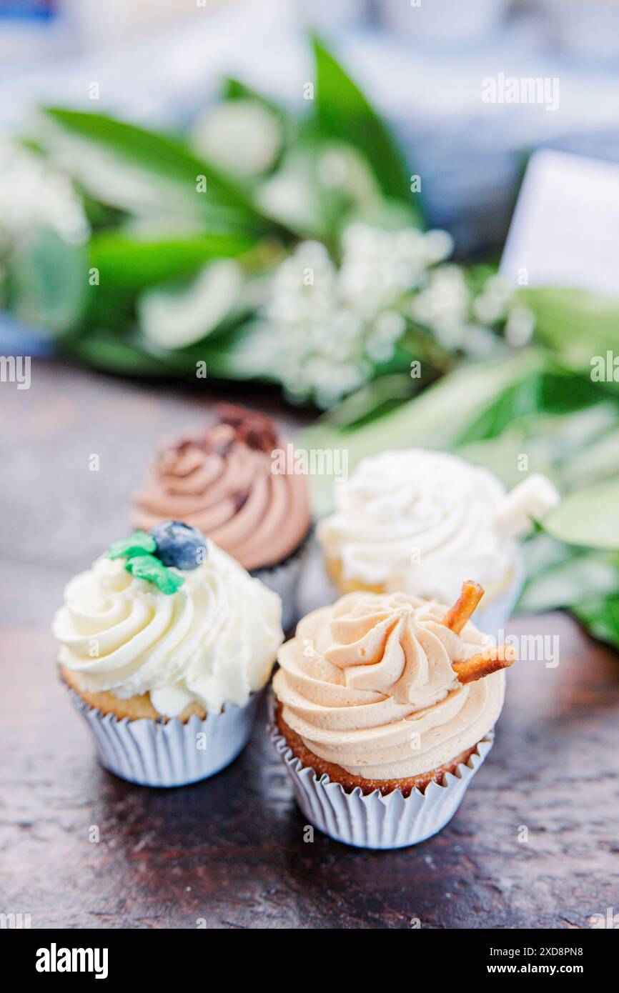 Cupcakes assortis avec divers glaçages et garnitures décoratives Banque D'Images