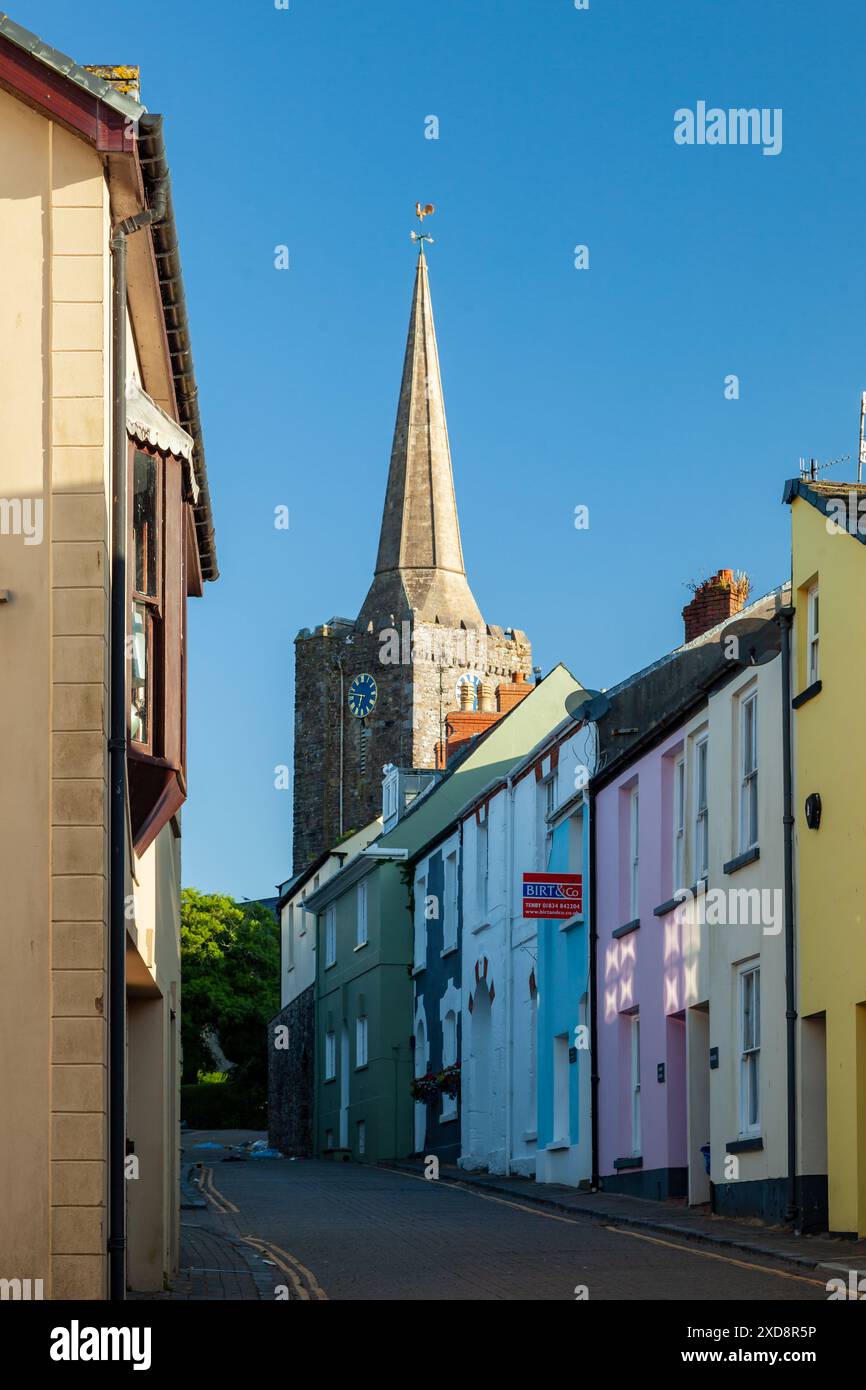 Matin d'été sur Cresswell Street à Tenby, Pembrokeshire, pays de Galles. Banque D'Images