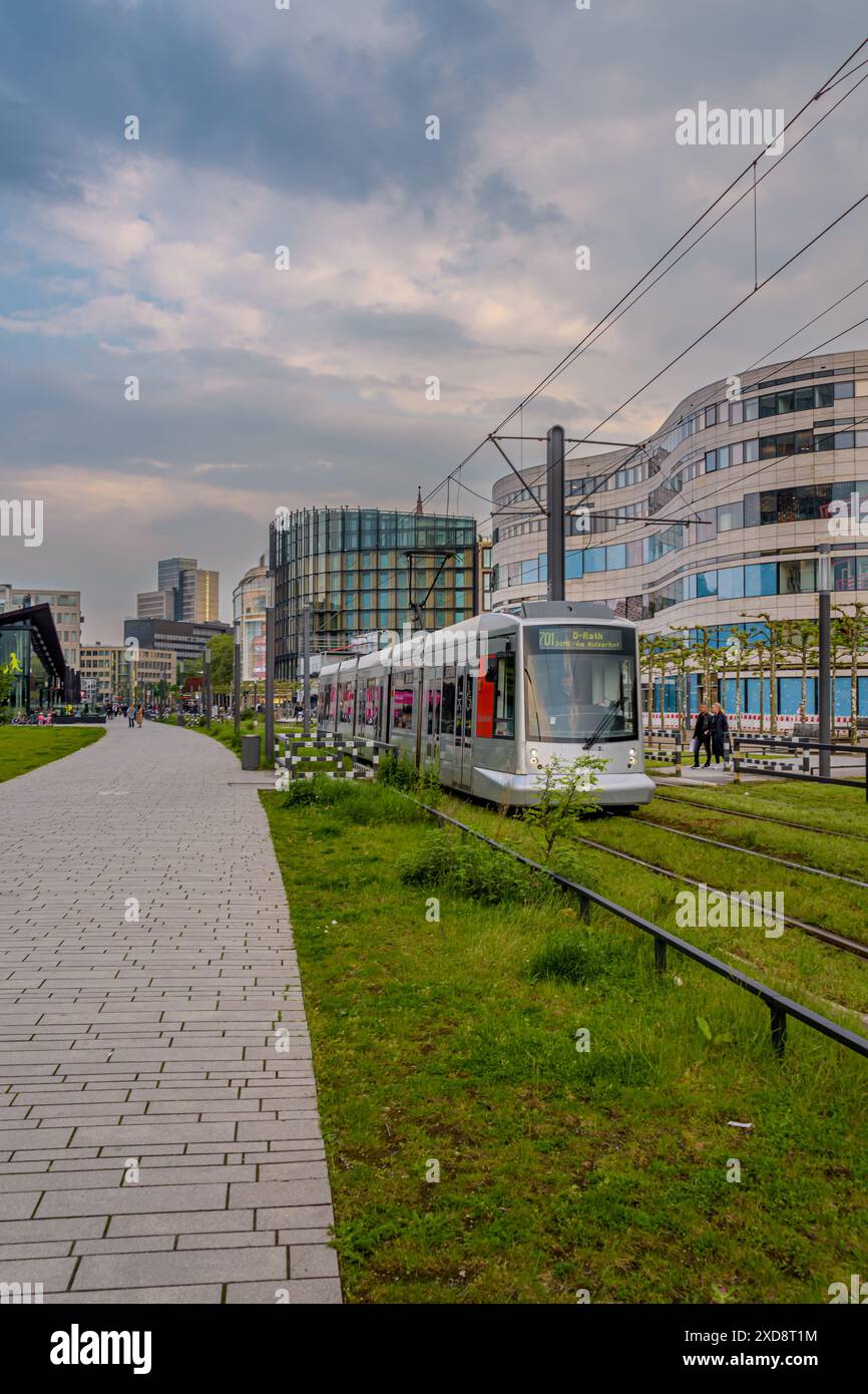 Düsseldorf, Allemagne - 7 mai 2024 : tramway à la gare de Schadowstraße dans le quartier du centre-ville 1 de Dusseldorf, Allemagne Banque D'Images
