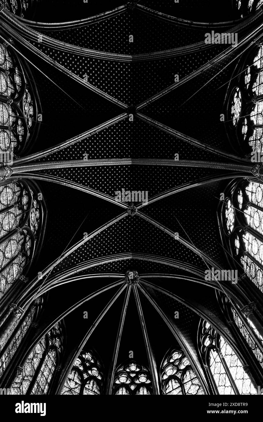 Plafond dans la chapelle supérieure, vers l'abside, dans le vestige du palais royal de la ville, célèbre cathédrale Sainte-Chapelle à Paris, France. Banque D'Images