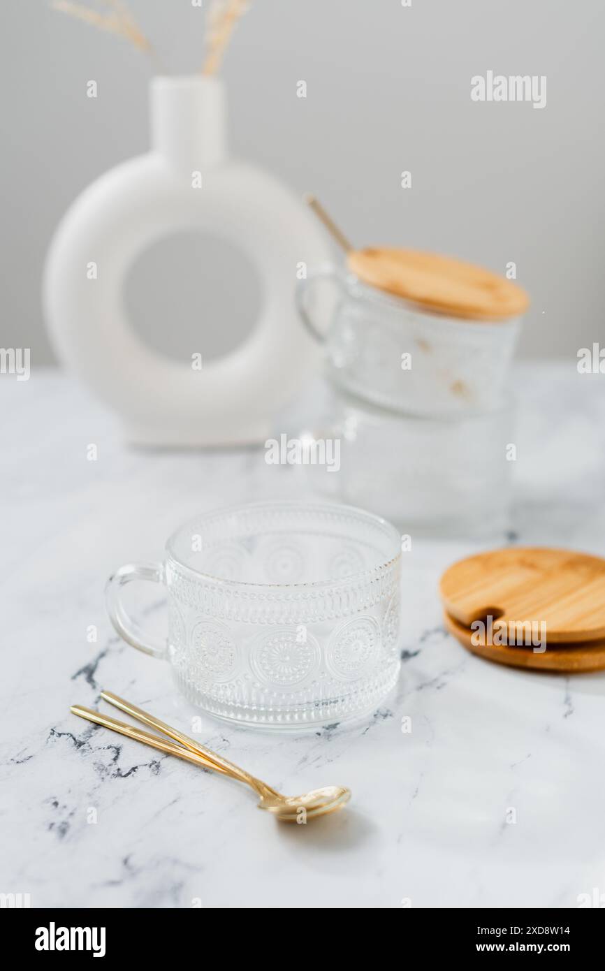 Table de cuisine en marbre avec bols en verre Banque D'Images