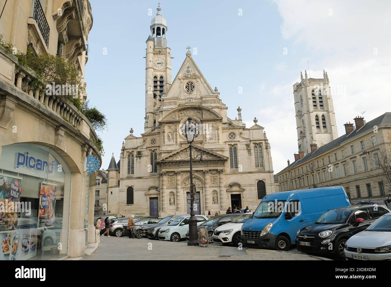 Paris, France - 7 mars 2024. Paysage urbain avec l'église Saint-Étienne-du-Mont dans le quartier Latin dans le 5ème arrondissement de Paris, France Banque D'Images