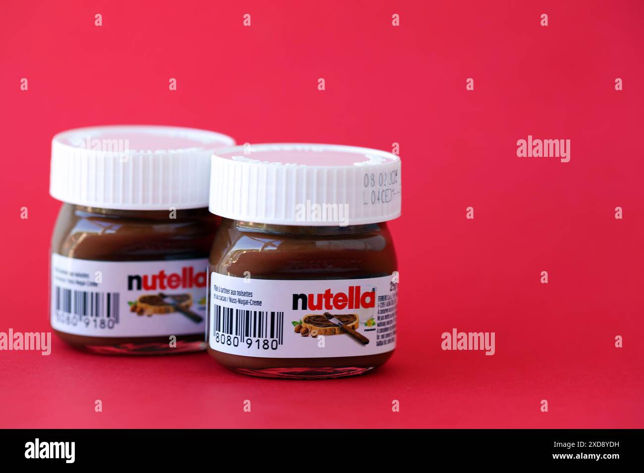 KIEV, UKRAINE - 20 AVRIL 2024 Mini Nutella 25g pot sur fond rouge gros plan Banque D'Images