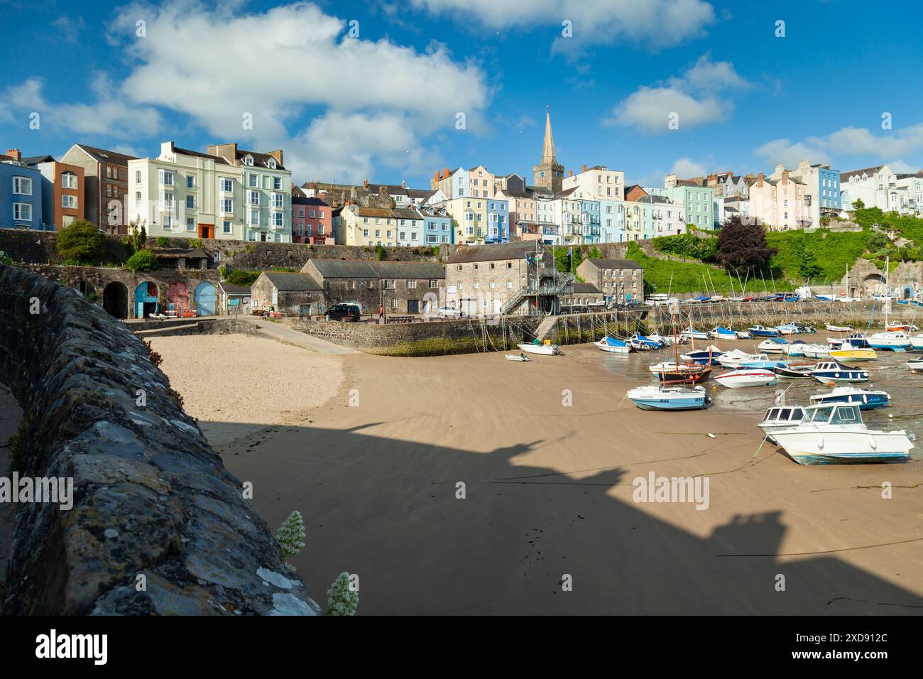 Matinée d'été au port de Tenby, Pembrokeshire, pays de Galles. Banque D'Images