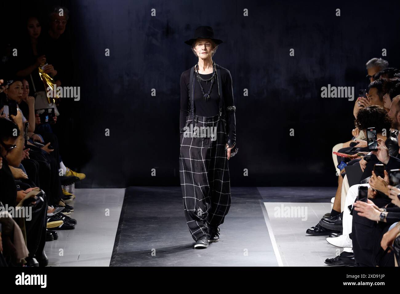 (240621) -- PARIS, 21 juin 2024 (Xinhua) -- Un mannequin présente une création des collections printemps/été 2025 pour hommes par Yohji Yamamoto lors de la semaine de la mode à Paris, France, le 20 juin 2024. (MeetEurope/documentation via Xinhua) Banque D'Images