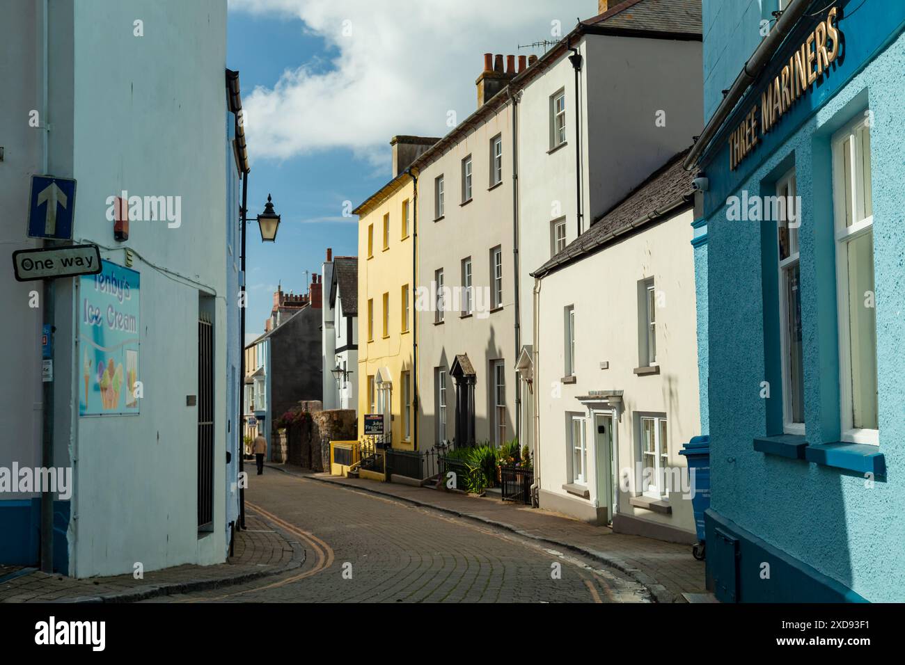 Rue étroite à Tenby, Pembrokeshire, pays de Galles. Banque D'Images