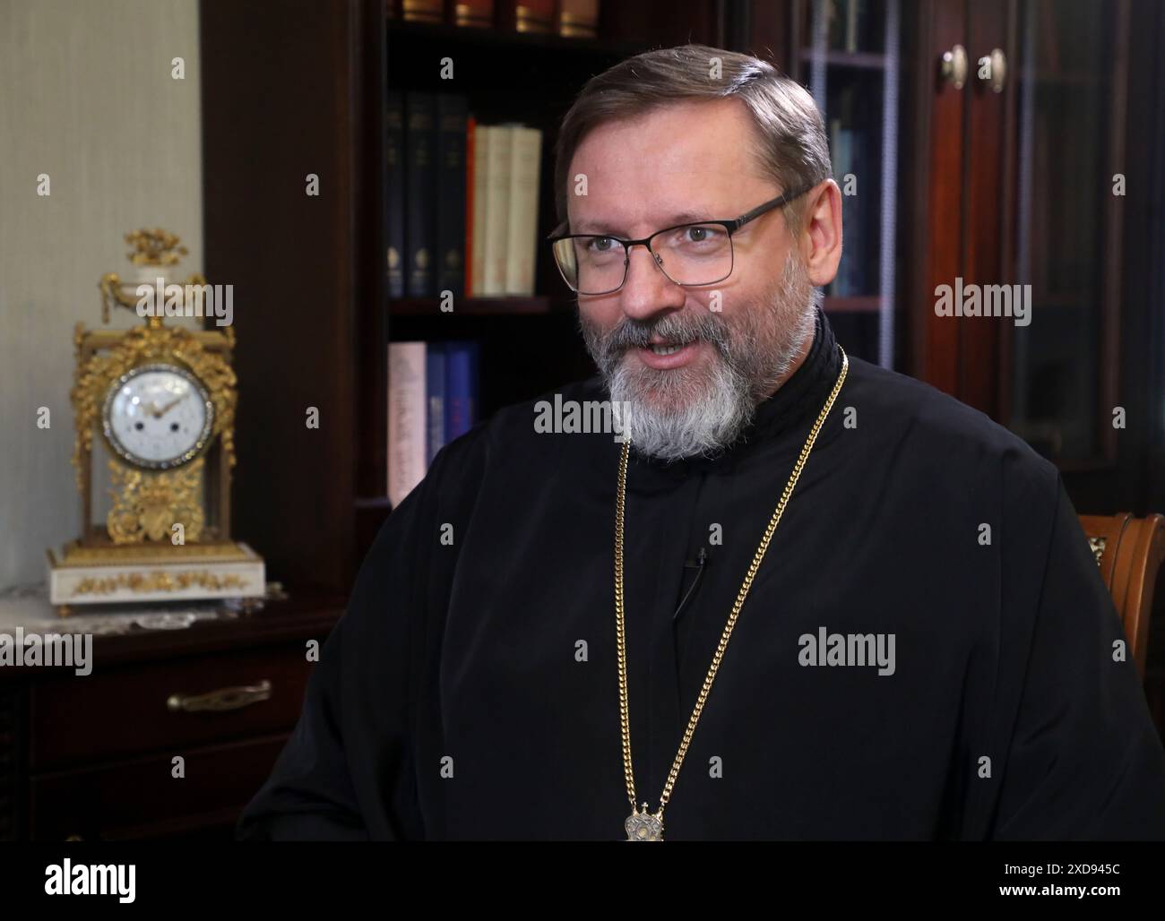 Non exclusif : KIEV, UKRAINE - 19 JUIN 2024 - le primat de l'Église gréco-catholique ukrainienne (UGCC) Sviatoslav Shevchuk donne une interview à un corre Banque D'Images