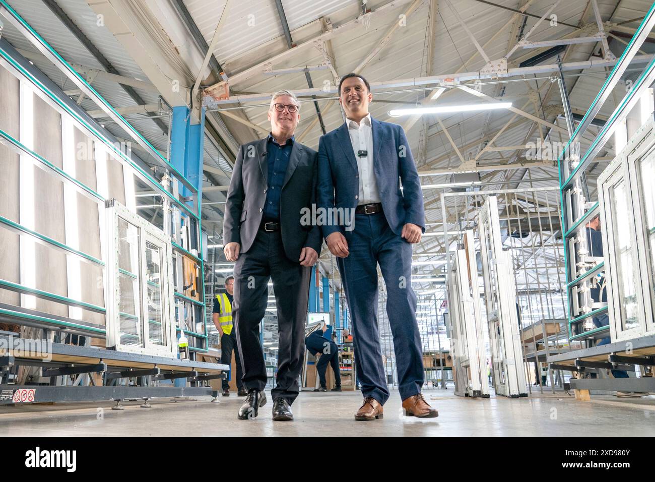 Le chef du Parti travailliste Sir Keir Starmer et le chef du Parti travailliste écossais Anas Sarwar lors d'une visite à la Window Supply Company à Bathgate, West Lothian, pour faire campagne sur les plans du Parti travailliste pour stimuler l'emploi et la croissance en Écosse, tout en étant sur la piste de la campagne électorale générale. Date de la photo : vendredi 21 juin 2024. Banque D'Images