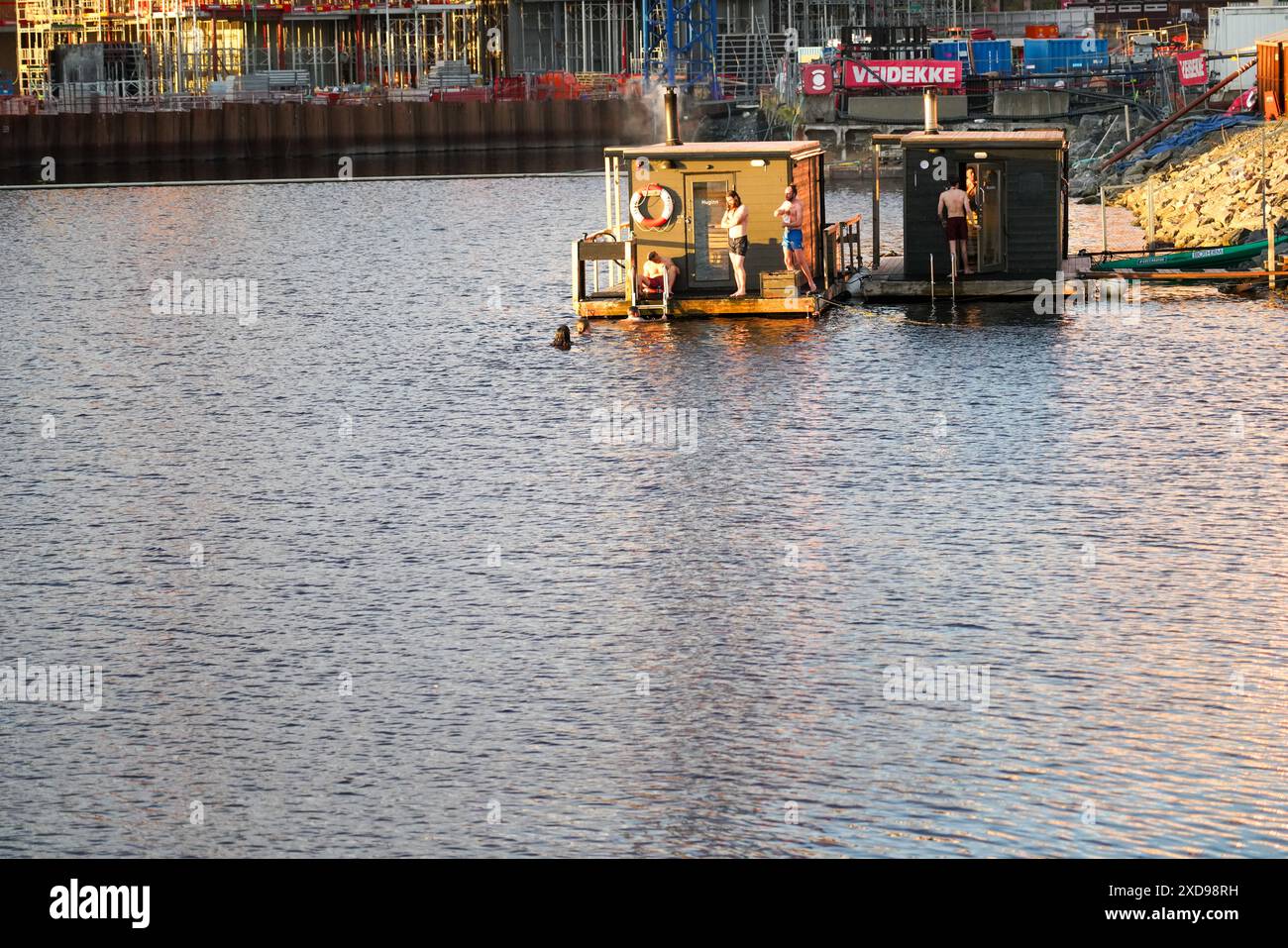 Les gens appréciant le sauna dans l'humeur du soir pendant le coucher du soleil à Oslo, Norvège Banque D'Images