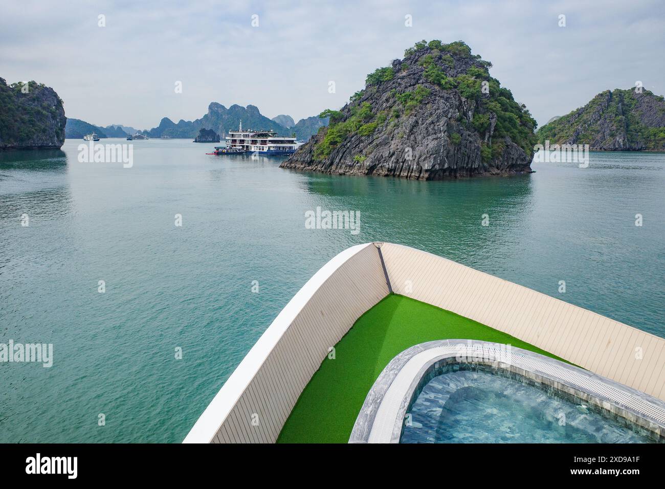 Baie d'Halong, Vietnam - 30 janvier 2024 : bateaux de croisière naviguant sur la baie d'Ha long, un site classé au patrimoine mondial de l'UNESCO dans la mer de Chine méridionale Banque D'Images