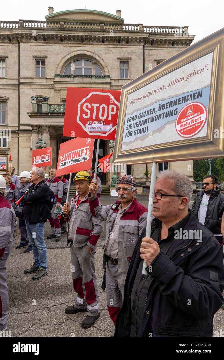 Essen, Stahlarbeiterdemo vor der Villa Hügel. 21.06.2024, UE, DEU, Deutschland, Rhénanie-du-Nord-Westphalie, Essen : mit dem motto : Kunst oder Stahl Das Geld muss in sichere Arbeitsplätze fließen und nicht in die Stiftung demonstrieren IG-Metall Mitglieder bzw. ThyssenKrupp-Beschäftigte Auf dem Hügel bzw. vor der Villa Hügel gegen die aktuelle Firmenpolitik. Mit einem Anteil von rund 21 Prozent ist die Stiftung, die seit einigen Jahren von Ursula Gathering geführt wird, die größte Einzelaktionärin von ThyssenKrupp. UE, DEU, Allemagne, Rhénanie du Nord-Westphalie, Essen : avec le slogan : art ou acier - l'argent Banque D'Images