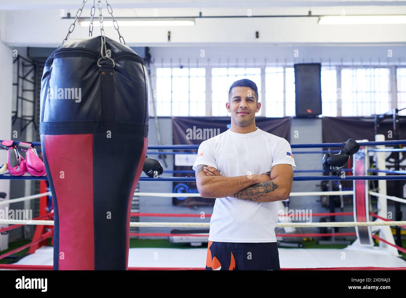 Gym, portrait de boxeur ou d'homme avec fierté pour l'entraînement, l'exercice et l'entraînement pour la compétition. Professionnel, combattant ou athlète masculin en anneau avec des bras Banque D'Images