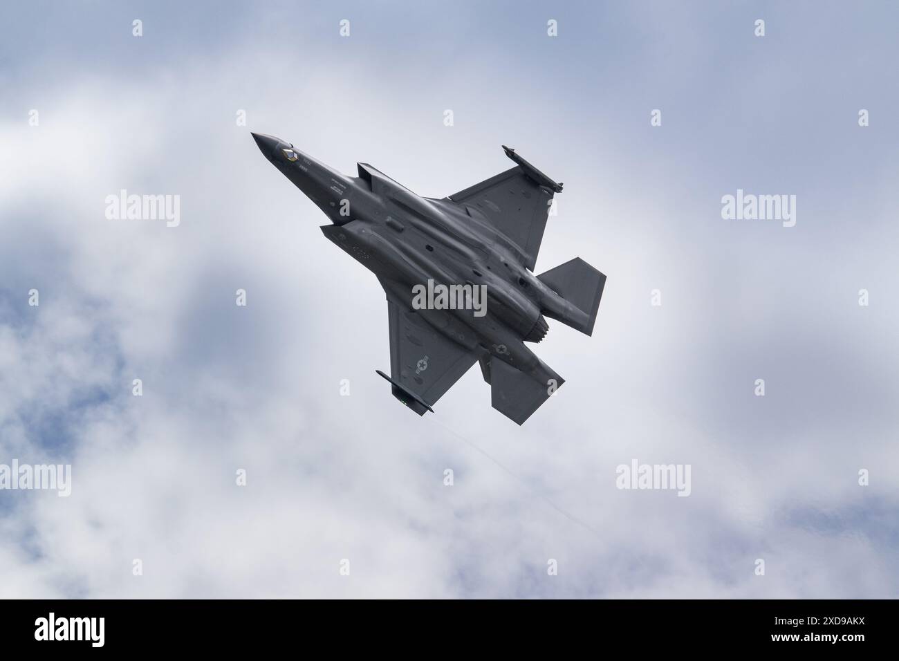 USAF Lockheed Martin F-35A s'envole dans un ciel nuageux au-dessus Banque D'Images