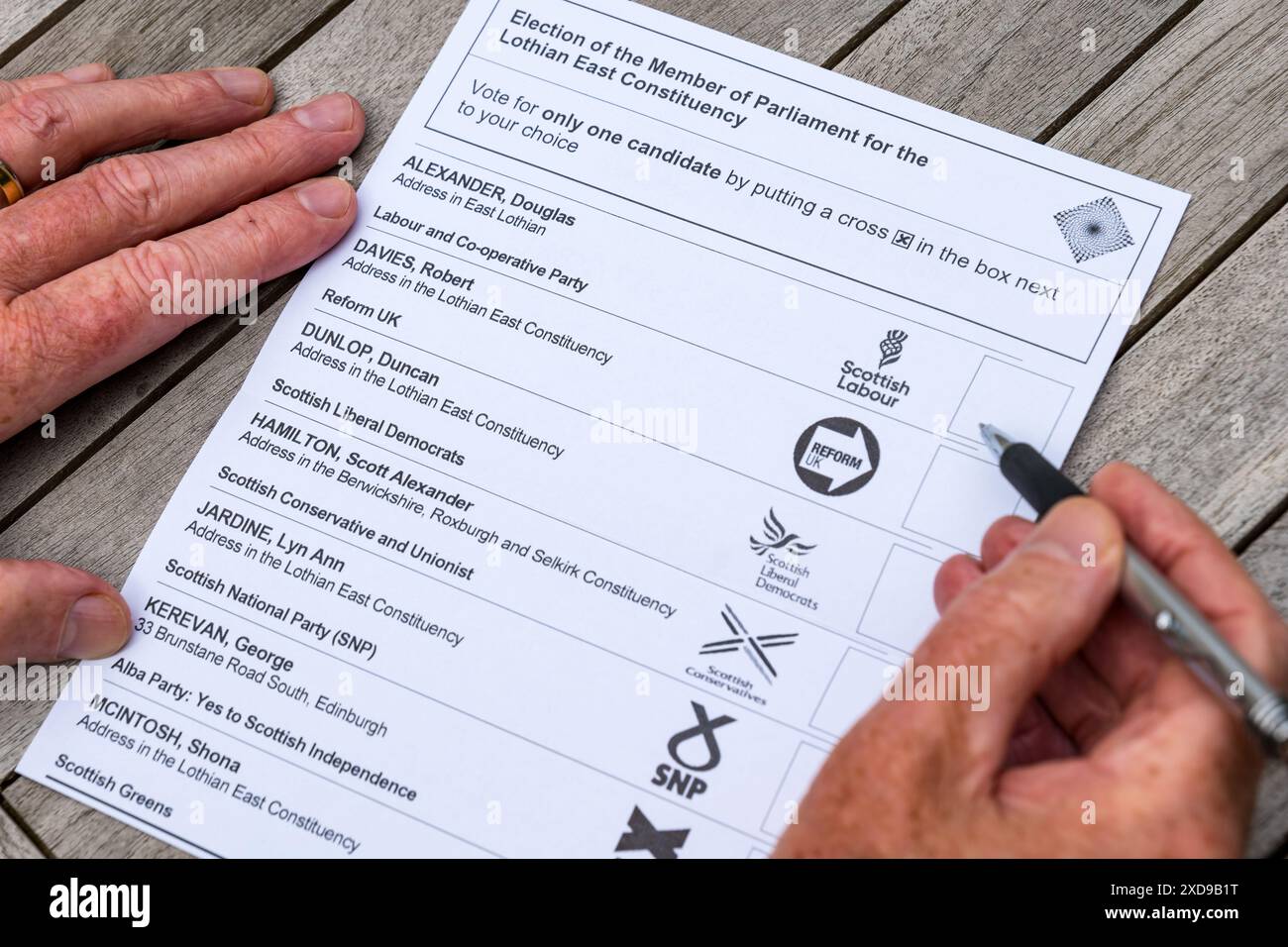 East Lothian, Écosse, Royaume-Uni, 21 juin 2024. Le bulletin de vote postal de l'élection générale arrive : les électeurs sont invités à choisir un candidat parmi 7 candidats pour la nouvelle circonscription réorganisée de Lothian East, dont Douglas Alexander (Labour écossais), Robert Davies (Reform UK), Duncan Dunlop (Liberal Democrats), Scott Hamilton (Parti conservateur), Lyn Jardine (SNP), George Kerevan (Alba) & Shona McIntosh (Parti Vert), crédit : Sally Anderson/Alamy Live News Banque D'Images