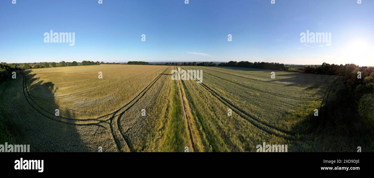 Terres agricoles autour du village de Chart Sutton près de Maidstone, Kent, Royaume-Uni. Vue d'un drone regardant vers le sud au-dessus du Weald of Kent depuis le chemin Warmlake (ME17 3 Banque D'Images