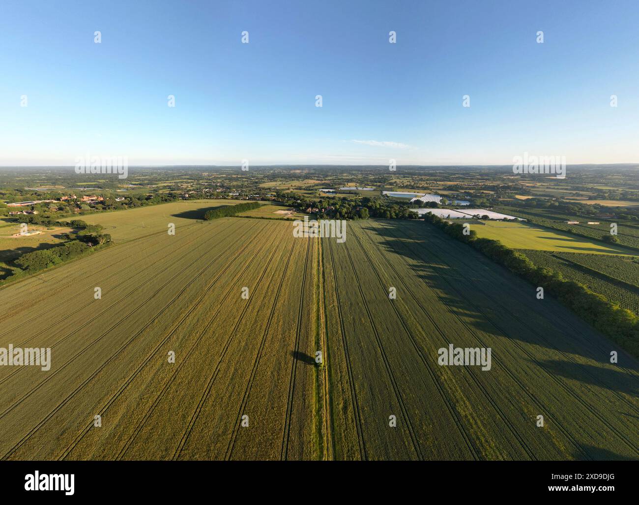 Terres agricoles autour du village de Chart Sutton près de Maidstone, Kent, Royaume-Uni. Vue panoramique de drone regardant vers le sud sur le Weald de Kent depuis le haut de Warmlake Ro Banque D'Images