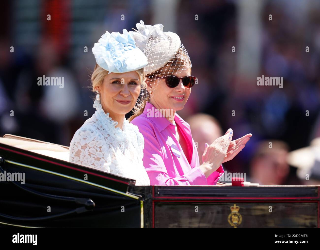 Dame Darcey Bussell (à droite) et Heather de Bromhead arrivant en calèche pendant le quatrième jour du Royal Ascot à Ascot Racecourse, Berkshire. Date de la photo : vendredi 21 juin 2024. Banque D'Images