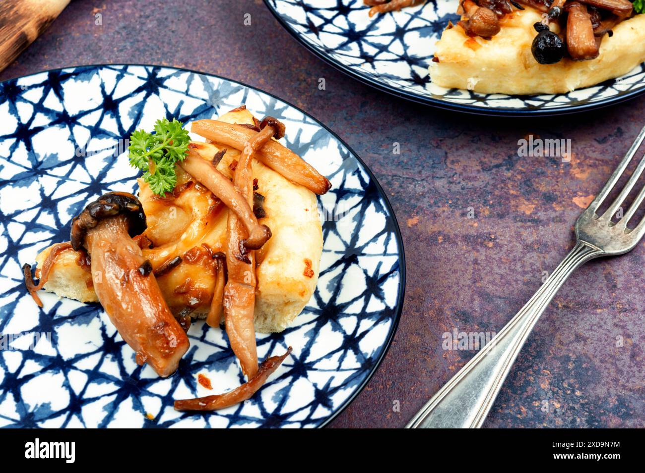 Portion de tarte sur une assiette. Tarte aux champignons classique ou galette aux champignons. Tarte ou tarte aux champignons Banque D'Images