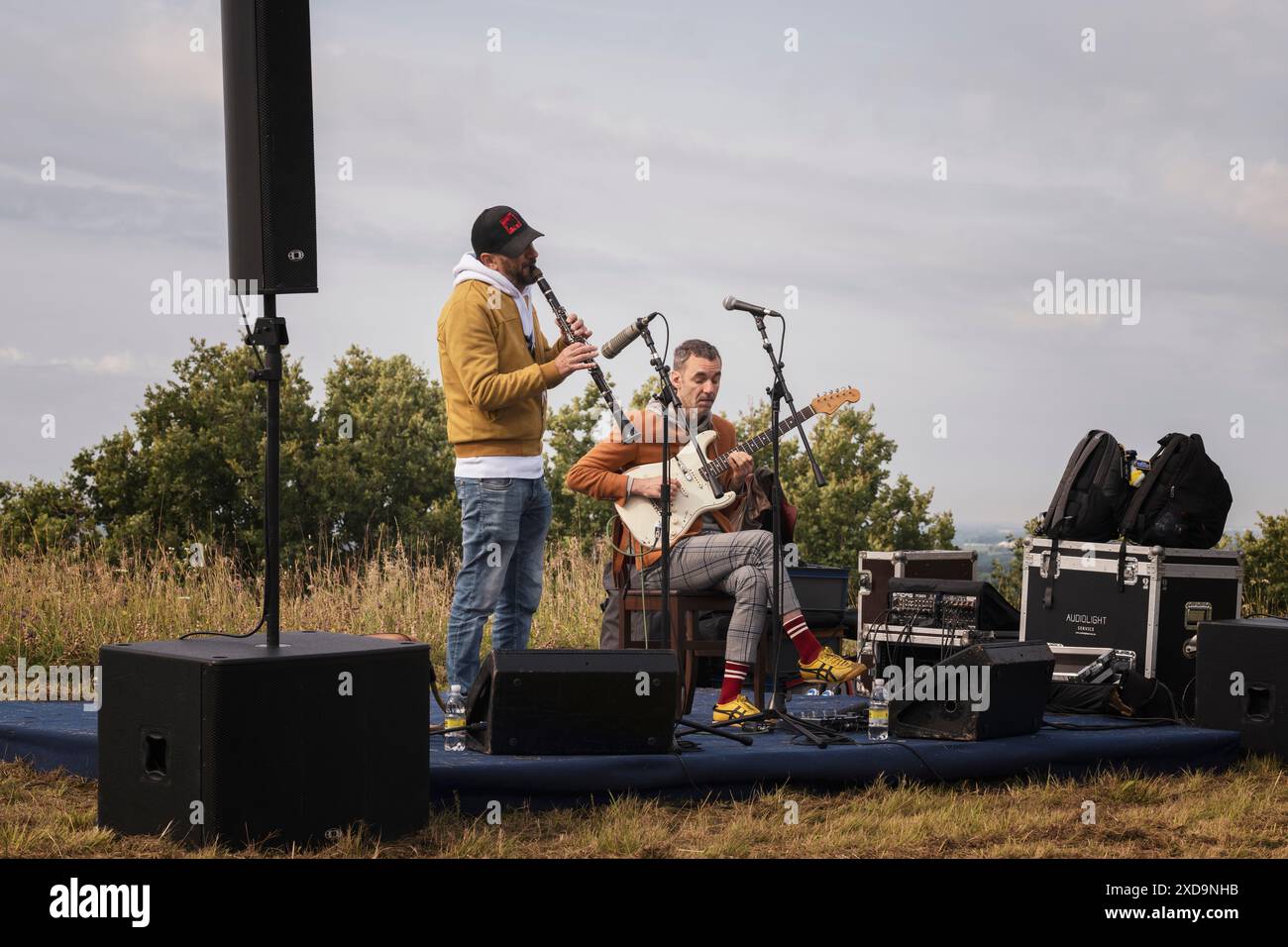 Lost Songs jazz duo concert en plein air tôt le matin. Francesco Bearzatti (saxophone et clarinette) et Federico Casagrande (guitare). Banque D'Images