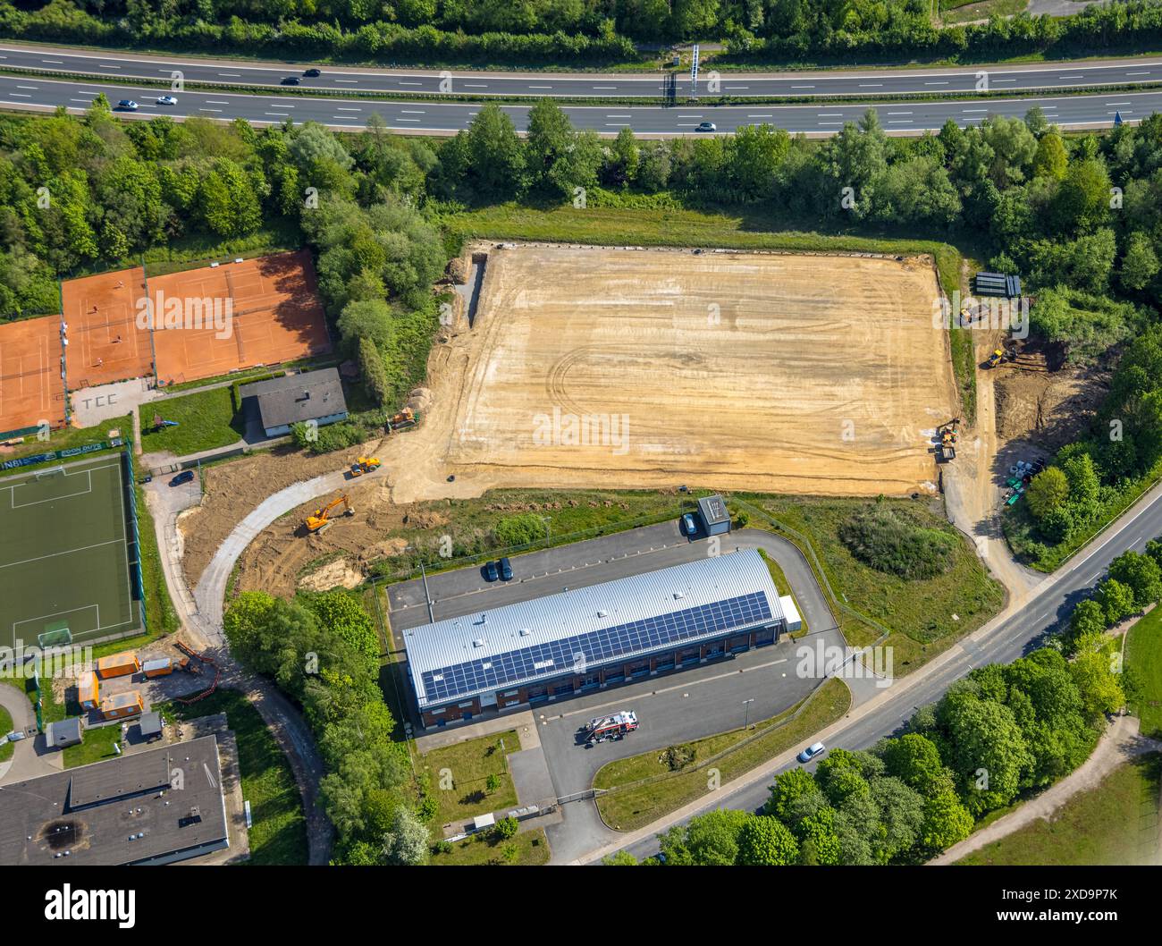 Vue aérienne, installation sportive de district EMST, courts de tennis Tennisclub TC Concordia Hagen e.V. et nouveau terrain de sport de chantier de construction, feu volontaire de Banque D'Images