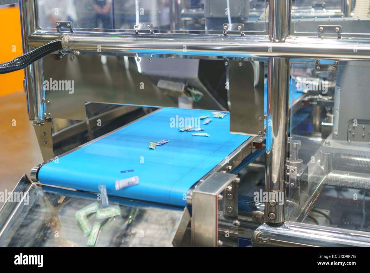 système convoyeur à grande vitesse conçu pour le conditionnement de petits produits dans un environnement industriel Banque D'Images