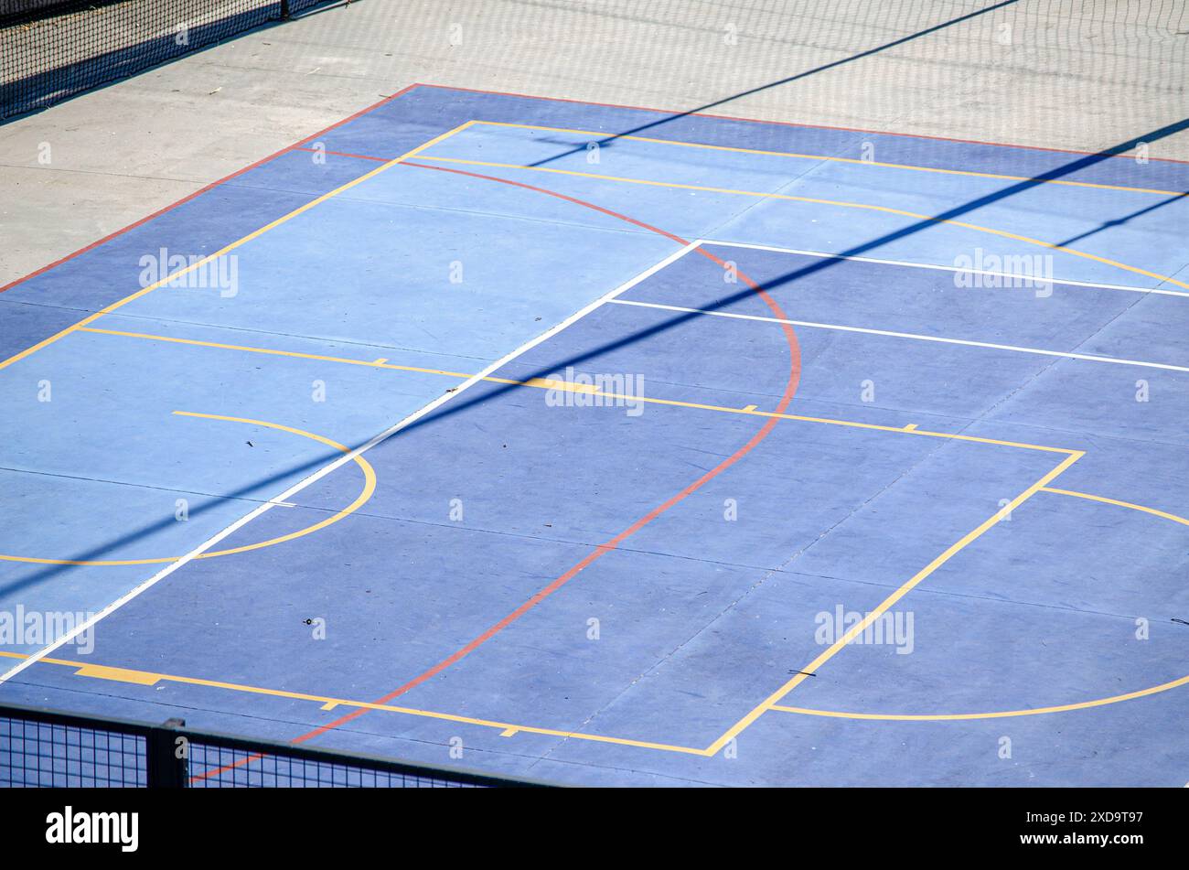 vue d'en haut d'un terrain de futsal, basket-ball et handball dans une cour d'école Banque D'Images