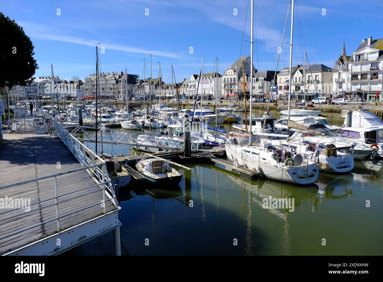 Frankreich, le Pouliguen, 03.04.2024 : Boote im gemeinsamen Hafen von le Pouliguen und la Baule an der franzoesischen Atlantikkueste im Departement Loire-Atlantique in der Region pays de la Loire *** France, le Pouliguen, 03 04 2024 bateaux dans le port commun du Pouliguen et de la Baule sur la côte atlantique française dans le département de la Loire Atlantique dans la région pays de la Loire Banque D'Images