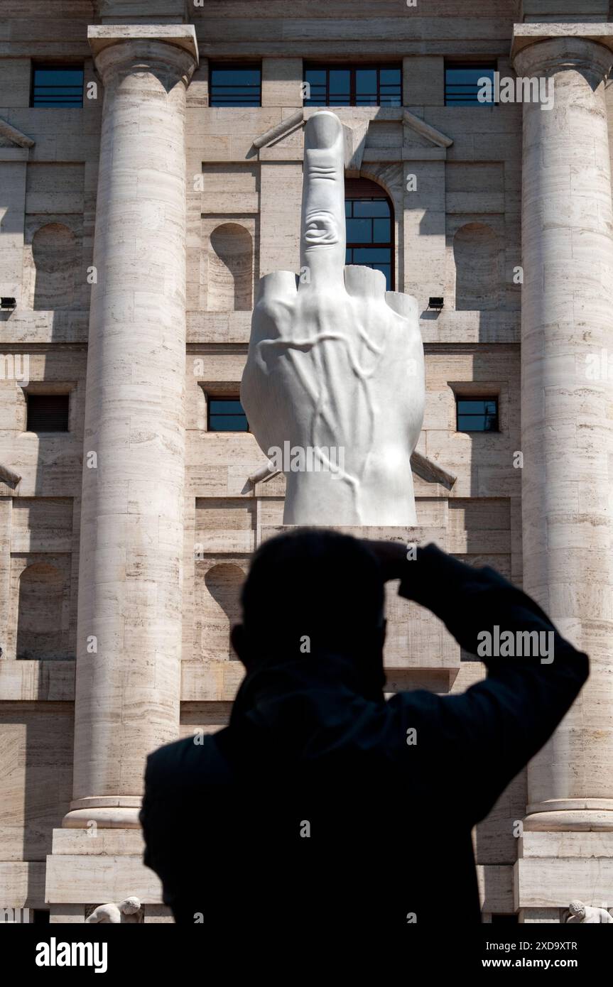 Italie, Lombardie, Milan, Piazza Affari Square, L.O.V.E. sculpture de Maurizio Cattelan date 2010 Front Stock Exchange Banque D'Images