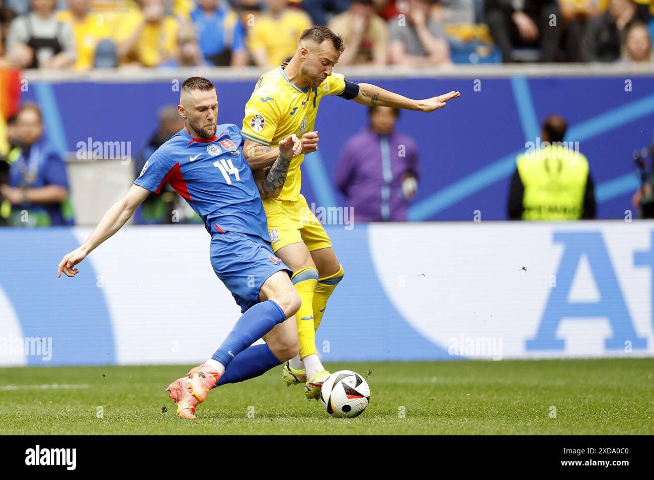 Dusseldorf, Allemagne. 21 juin 2024. DUSSELDORF, Dusseldorf Arena, 21-06-2024, Championnat d'Europe de football Euro2024, match de groupes n°21 entre la Slovaquie et l'Ukraine, joueur ukrainien Andrii Yarmolenko et joueur slovaque Milan Skriniar crédit : Pro Shots/Alamy Live News Banque D'Images