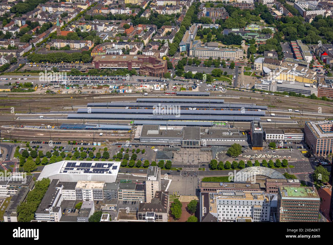 Vue aérienne, ville, gare principale de Dortmund avec parvis de gare, quais couverts et S-Bahn, parkings Steinwache HBF Nord, quartier résidentiel Kurf Banque D'Images