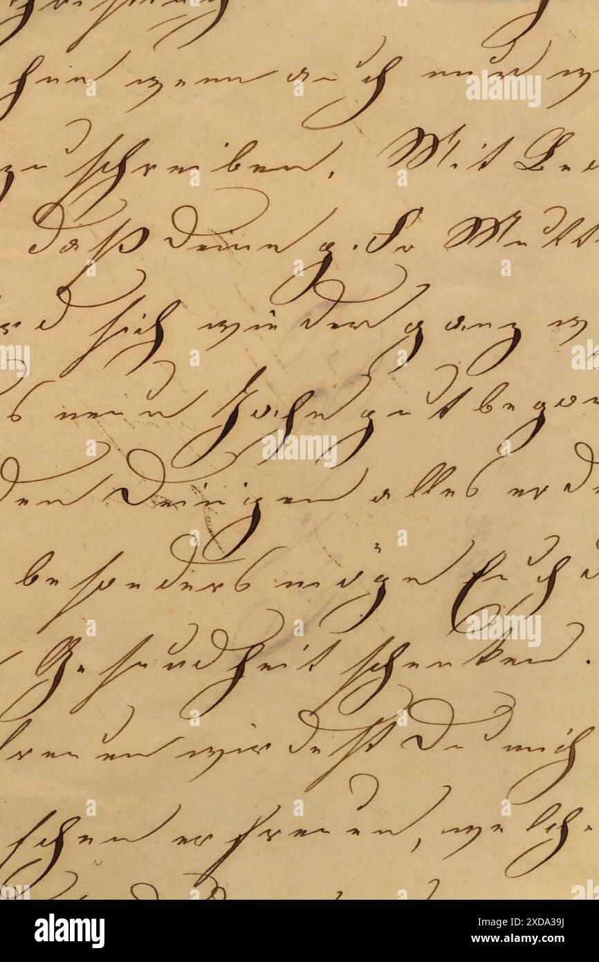 Gros plan d'un vieux manuscrit manuscrit avec une élégante écriture cursive sur papier vieilli. Banque D'Images