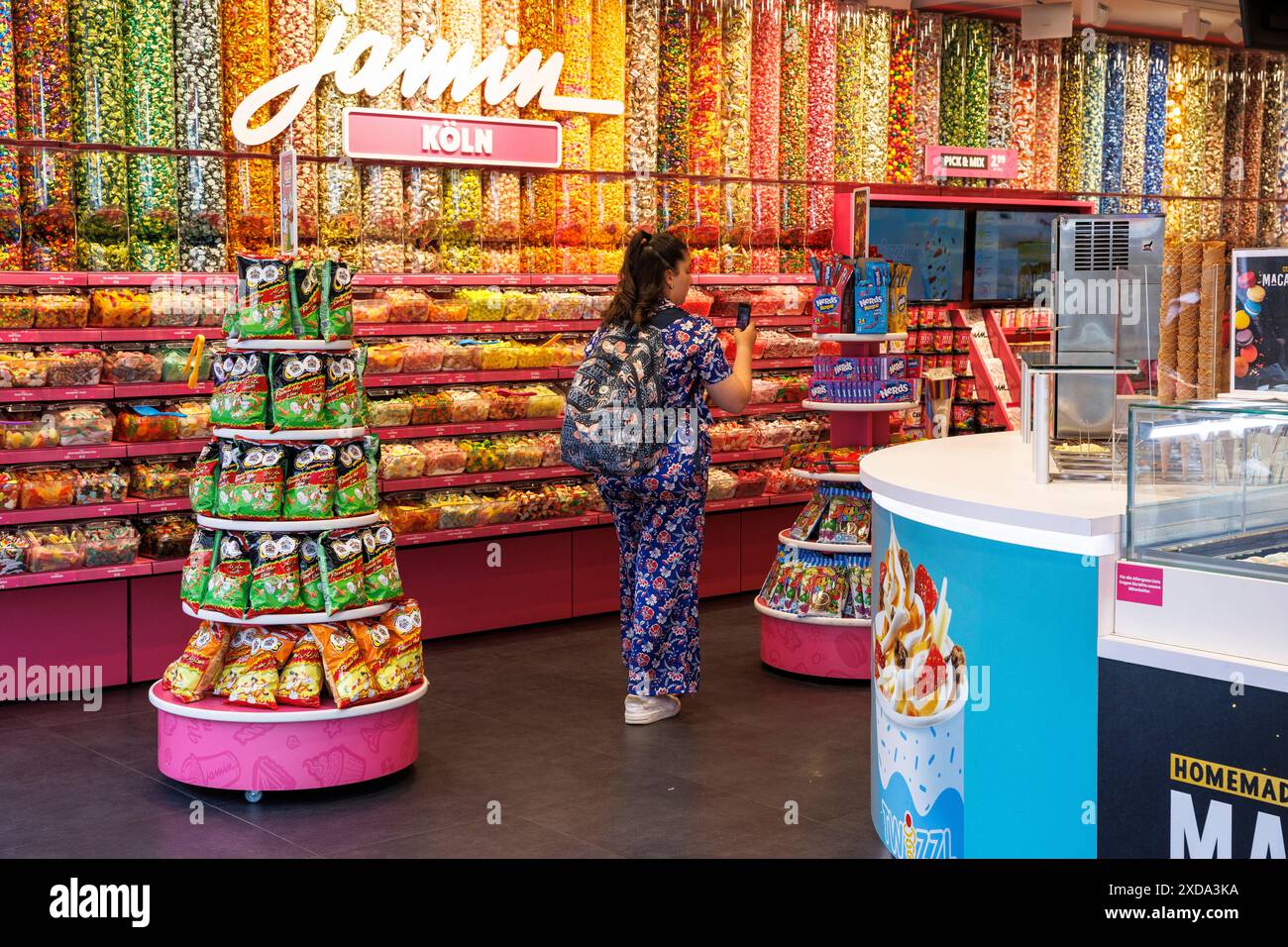Magasin de bonbons Jamin sur la rue commerçante Hohe Strasse, Cologne, Allemagne. ###USAGE ÉDITORIAL EXCLUSIF### Suesswarengeschaeft Jamin in der Fussgaengerzone Ho Banque D'Images