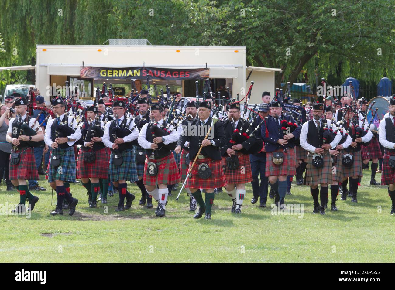 Tuyaux massés et tambours à la fin de l'événement Pipes in the Park à Colchester en 2024. Banque D'Images