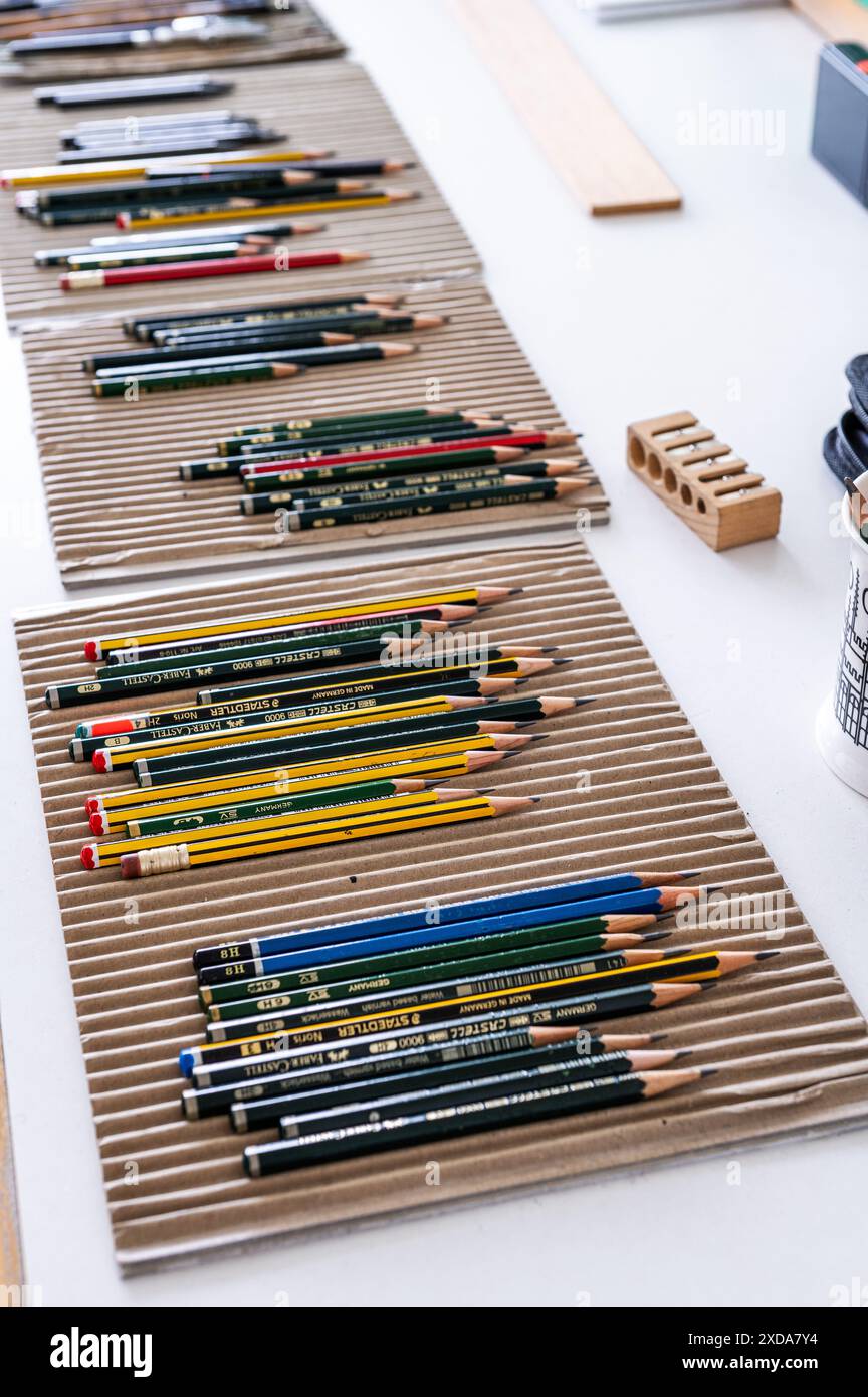 Dégradés de crayons disposés dans l'atelier de l'artiste. Camden, Londres, Royaume-Uni Banque D'Images