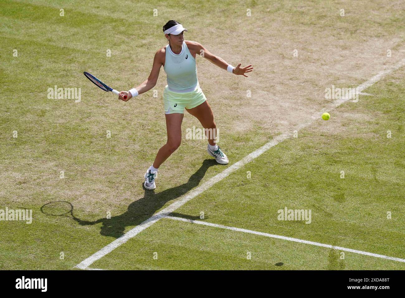 Caroline Dolehide en action contre Yulia Putintseva dans leur match en simple féminin le septième jour du Rothesay Classic à Edgbaston Priory Club, Birmingham. Date de la photo : vendredi 21 juin 2024. Banque D'Images