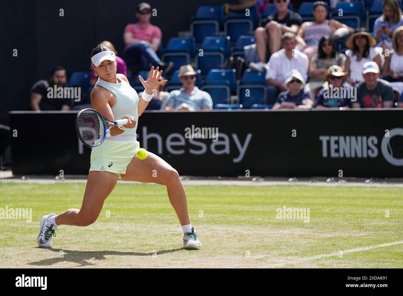 Caroline Dolehide en action contre Yulia Putintseva dans leur match en simple féminin le septième jour du Rothesay Classic à Edgbaston Priory Club, Birmingham. Date de la photo : vendredi 21 juin 2024. Banque D'Images