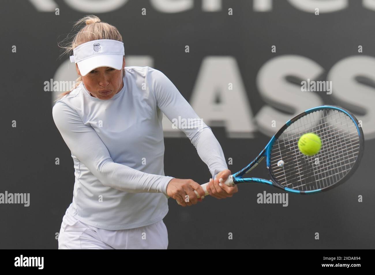 Yulia Putintseva en action contre Caroline Dolehide dans leur match en simple féminin le septième jour du Rothesay Classic au Edgbaston Priory Club, Birmingham. Date de la photo : vendredi 21 juin 2024. Banque D'Images
