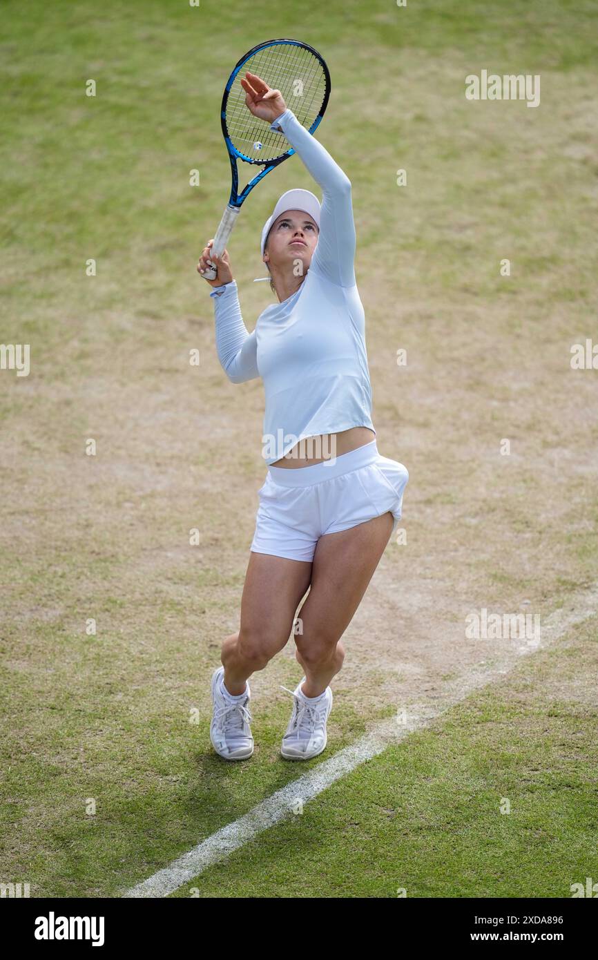 Yulia Putintseva en action contre Caroline Dolehide dans leur match en simple féminin le septième jour du Rothesay Classic au Edgbaston Priory Club, Birmingham. Date de la photo : vendredi 21 juin 2024. Banque D'Images