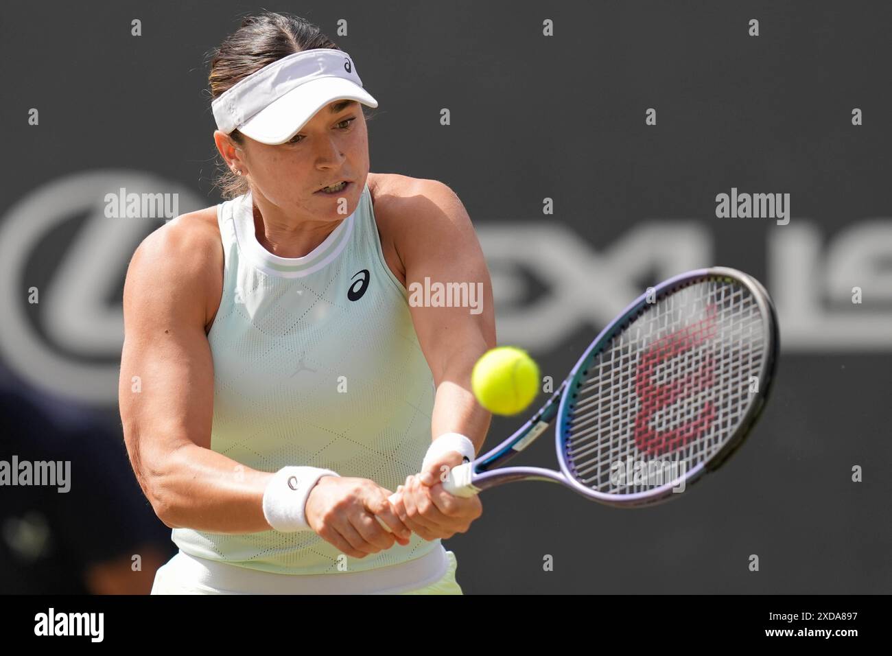 Caroline Dolehide en action contre Yulia Putintseva dans leur match en simple féminin le septième jour du Rothesay Classic à Edgbaston Priory Club, Birmingham. Date de la photo : vendredi 21 juin 2024. Banque D'Images