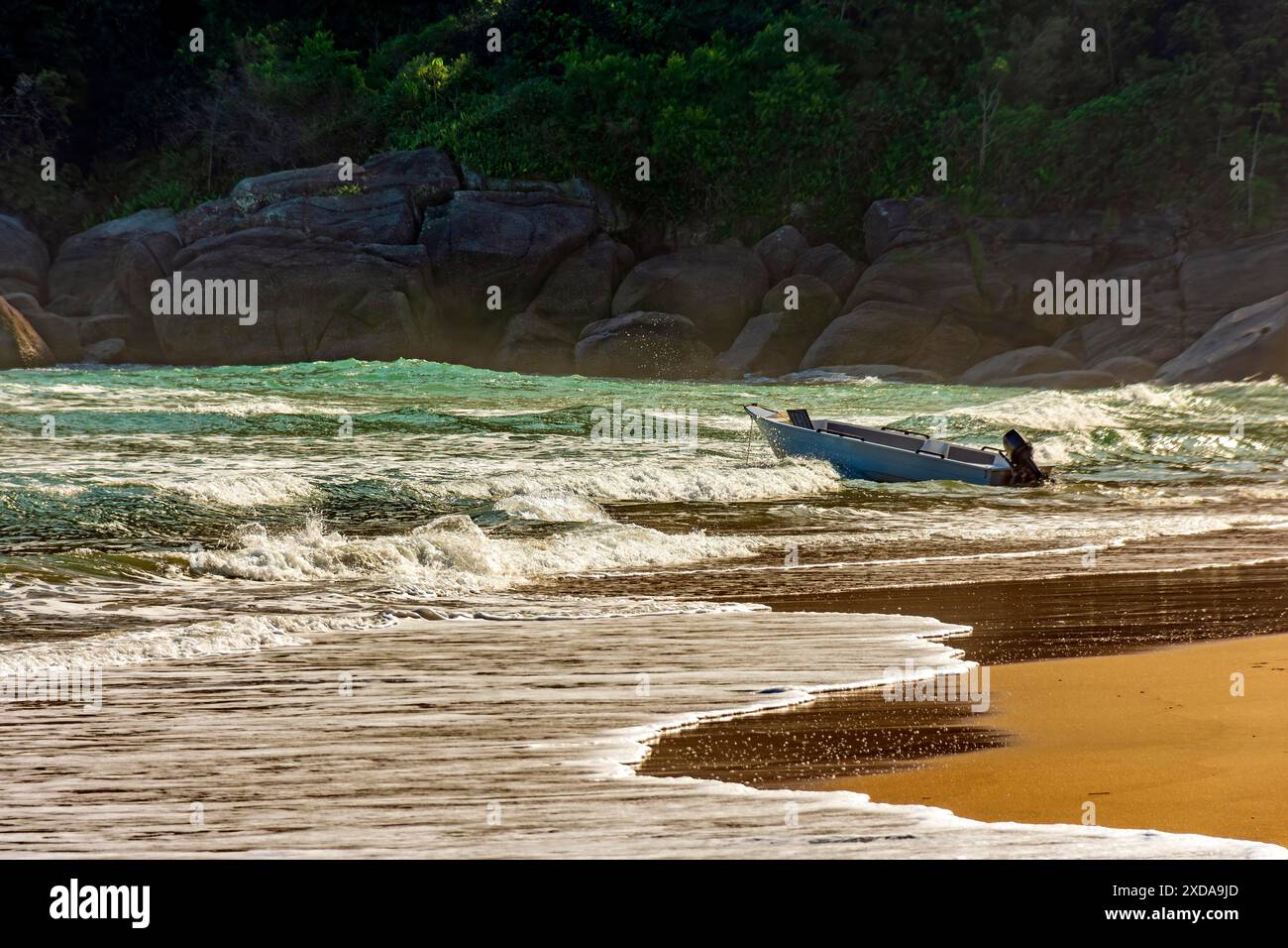 Hors-bord sur les vagues de la plage de Bonete sur l'île d'Ilhabela à Sao Paulo Banque D'Images Hors-bord sur les vagues de la plage de Bonete sur l'île d'Ilhabela à Sao Paulo Banque D'Images