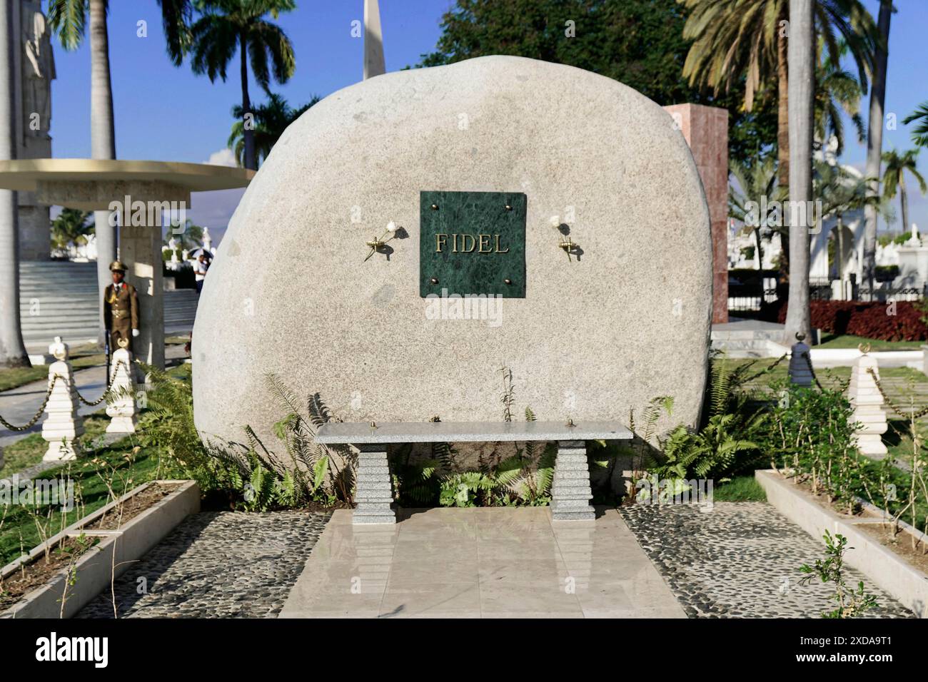 Tombe, Fidel Castro 1926-2016, Cementerio Santa Ifigenia, Santiago de Cuba, Cuba, Amérique centrale, Fidel Castro mémorial pierre dans un cadre paisible et Banque D'Images